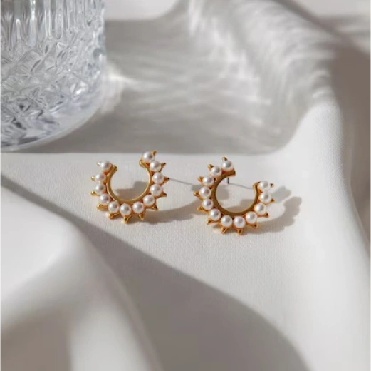 Aesthetic golden earrings with pearls